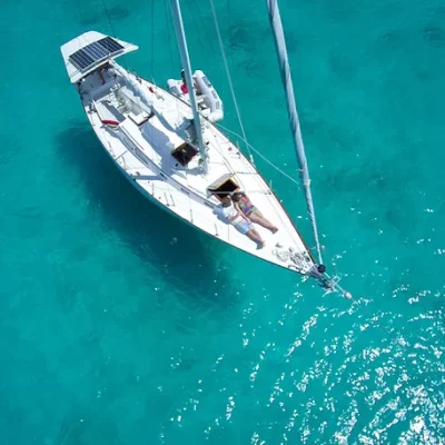 Yate visto desde arriba navegando por mar cristalino