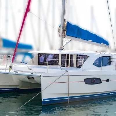 Yate en muelle
